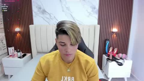 Snapshot of karolandluna chatting on February 19, 2:44 am Karoll online show from February 19, 2:44 am