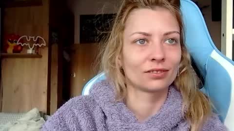 karoline121 online show from March 11, 5:11 am