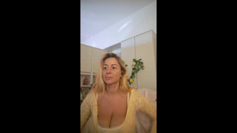 karolynesyera online show from April 24, 2:20 pm