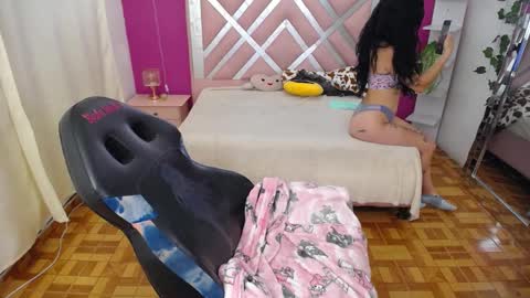 kate_lawrence_ online show from March 10, 10:55 pm