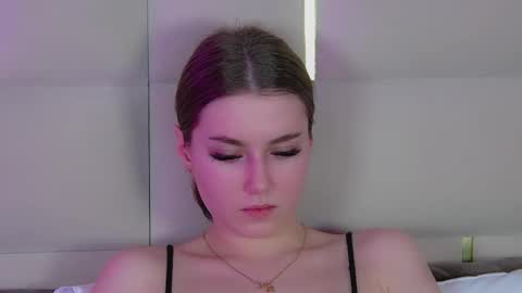 katiereeves online show from November 25, 6:09 pm