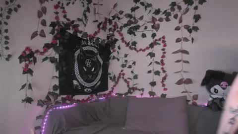 Mia online show from November 5, 7:13 am