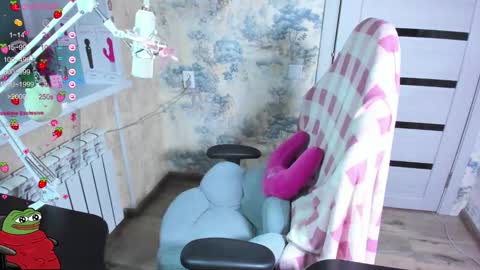 Snapshot of kawaii_power_uwu chatting on February 22, 10:04 pm Kira-chan online show from February 22, 10:04 pm