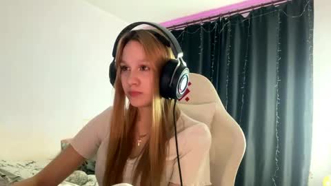 Amia online show from April 18, 7:07 pm