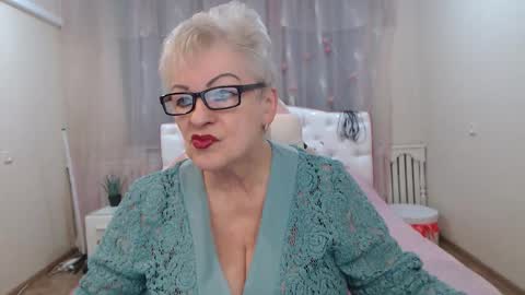 kaylesmoll online show from November 19, 7:25 pm