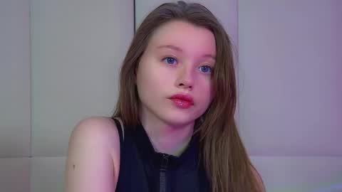 Keira online show from April 27, 4:15 pm