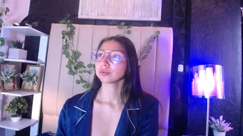 Snapshot of kendall_saenz chatting on October 13, 7:49 pm kendall_saenz online show from October 13, 7:49 pm