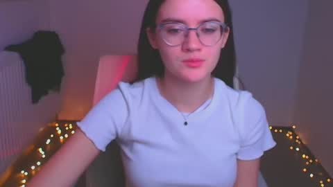 Snapshot of ketrin_pirsss chatting on December 19, 10:32 pm Ketrin online show from December 19, 10:32 pm