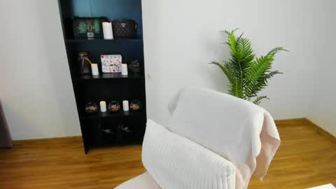 Khloe online show from April 27, 4:48 pm