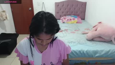Snapshot of kiara_williamss chatting on December 27, 10:37 pm Kiara online show from December 27, 10:37 pm