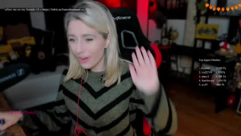 Snapshot of kimilee22 chatting on October 8, 7:18 pm Wolfs Girl online show from October 8, 7:18 pm
