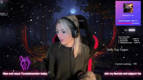 Snapshot of kimilee22 chatting on December 17, 11:05 pm Wolfs Girl online show from December 17, 11:05 pm