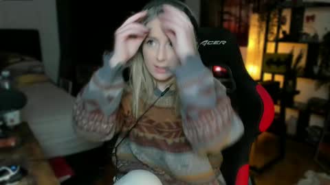 Snapshot of kimilee22 chatting on February 12, 7:13 pm Wolfs Girl online show from February 12, 7:13 pm