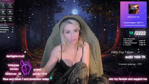 Snapshot of kimilee22 chatting on December 17, 6:24 am Wolfs Girl online show from December 17, 6:24 am