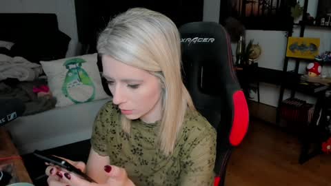 Snapshot of kimilee22 chatting on October 18, 1:58 pm Wolfs Girl online show from October 18, 1:58 pm