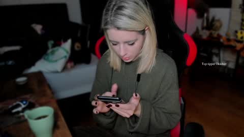 Snapshot of kimilee22 chatting on October 4, 2:11 pm Wolfs Girl online show from October 4, 2:11 pm