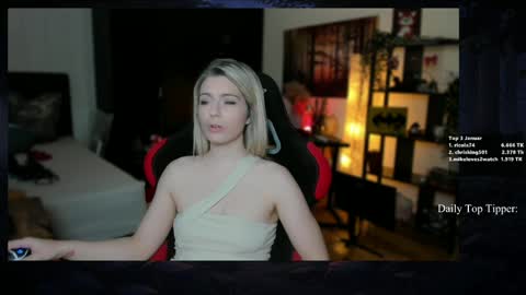 Snapshot of kimilee22 chatting on January 25, 2:41 pm Wolfs Girl online show from January 25, 2:41 pm