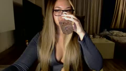 Kim Lee  online show from November 5, 3:39 pm