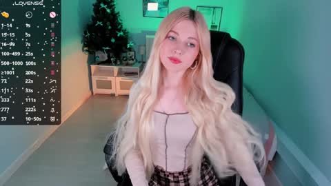 Snapshot of kimmie_shine chatting on December 16, 1:43 pm Your Kimmie follow me online show from December 16, 1:43 pm