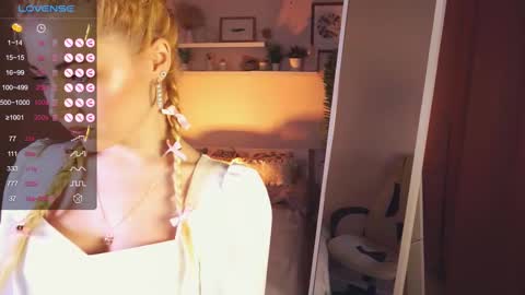 Snapshot of kimmie_shine chatting on February 9, 2:29 pm Your Kimmie follow me online show from February 9, 2:29 pm