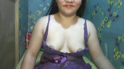 Snapshot of kiss_me_loves chatting on January 17, 1:57 am kiss_me_loves online show from January 17, 1:57 am