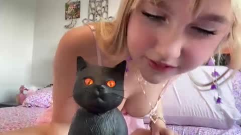 kittengirlxo online show from October 31, 2:13 am