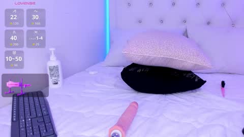 Snapshot of kitty_blueee chatting on October 28, 4:29 am kitty online show from October 28, 4:29 am