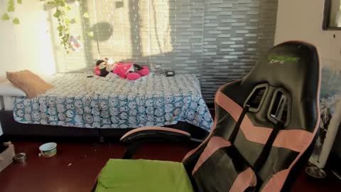 Snapshot of kitty_violet_ chatting on October 4, 10:14 pm violet online show from October 4, 10:14 pm