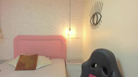  K I T T  Y  online show from April 22, 12:46 pm