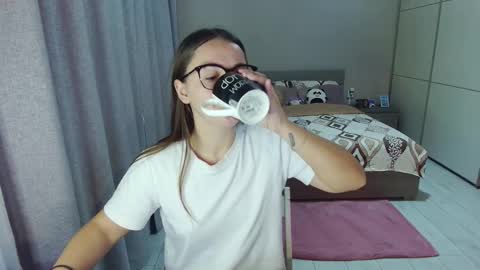 Snapshot of kristall_xxx chatting on September 15, 7:49 am twitter Annemarye 23 online show from September 15, 7:49 am