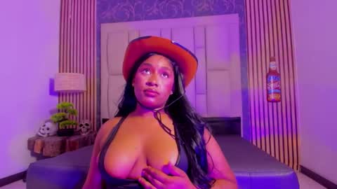 Snapshot of krixtybrown chatting on October 27, 10:04 pm krixty online show from October 27, 10:04 pm