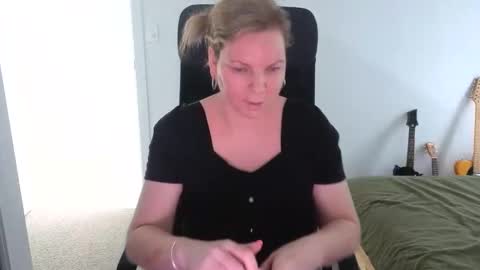 l4dyc4pricorn76 online show from April 24, 12:46 am