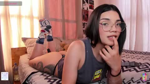 Snapshot of la_briela chatting on January 16, 9:40 pm Help me reach 50 likes online show from January 16, 9:40 pm