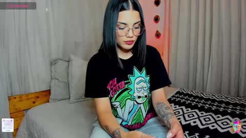 Snapshot of la_briela chatting on January 19, 2:47 am Help me reach 50 likes online show from January 19, 2:47 am
