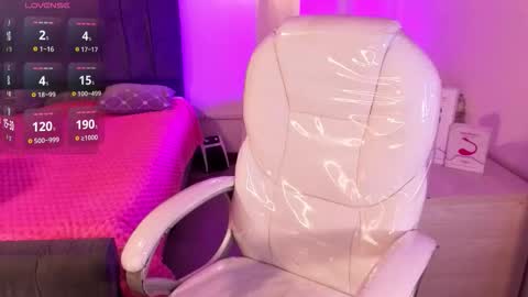  L A R A   online show from November 23, 8:10 pm