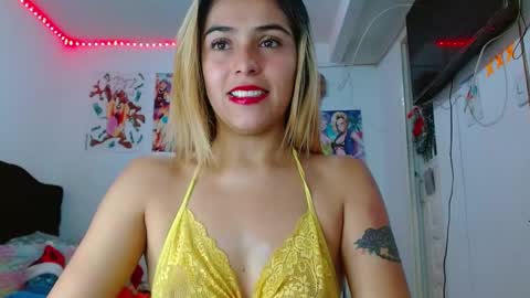 Snapshot of lacolombiana_bitch chatting on December 15, 5:31 pm Valentina online show from December 15, 5:31 pm