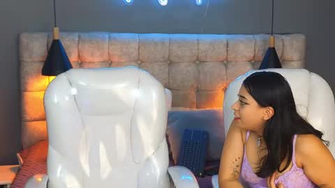 Snapshot of laia_and_aloby chatting on March 5, 10:44 pm online show from March 5, 10:44 pm