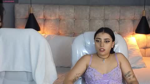 Snapshot of laia_and_aloby chatting on September 27, 12:40 am online show from September 27, 12:40 am