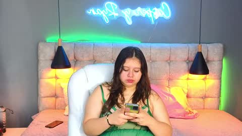 Snapshot of laia_and_aloby chatting on January 7, 3:33 pm online show from January 7, 3:33 pm