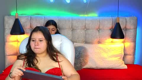 Snapshot of laia_and_aloby chatting on December 23, 4:17 pm online show from December 23, 4:17 pm