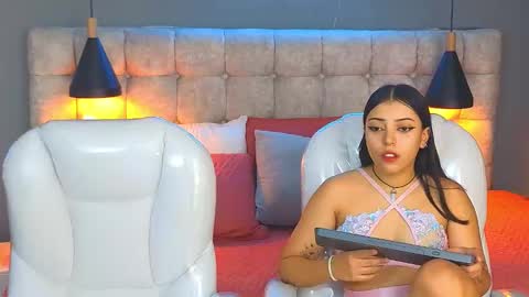 Snapshot of laia_and_aloby chatting on February 20, 10:26 pm online show from February 20, 10:26 pm