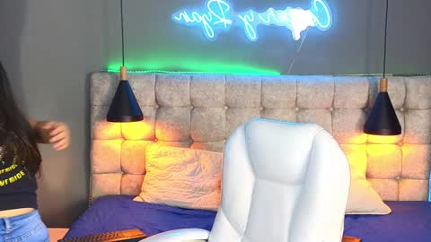 Snapshot of laia_and_aloby chatting on December 24, 2:44 pm online show from December 24, 2:44 pm