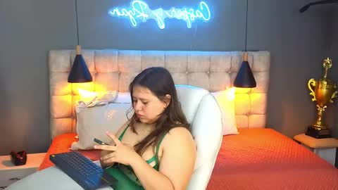 Snapshot of laia_and_aloby chatting on February 5, 10:22 pm online show from February 5, 10:22 pm