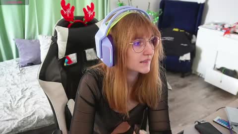 Snapshot of lana_del_kay chatting on December 7, 9:17 am Kay online show from December 7, 9:17 am