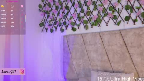 Snapshot of lara_gil_ chatting on September 24, 1:43 pm Lara Gill online show from September 24, 1:43 pm