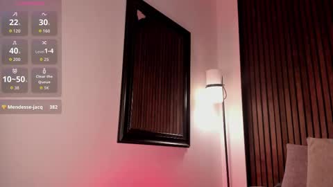 Snapshot of lara_jones_ chatting on October 1, 8:58 pm Lara online show from October 1, 8:58 pm