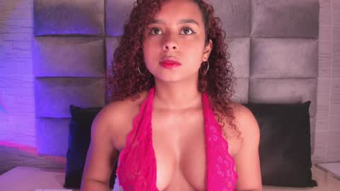 Snapshot of lara_jones_ chatting on January 26, 11:39 am Lara online show from January 26, 11:39 am