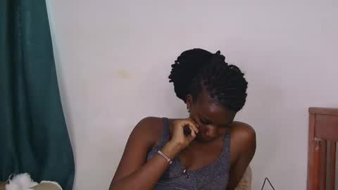 latiffaah_xx online show from April 25, 1:41 pm