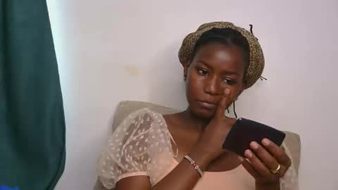 latiffaah_xx online show from April 21, 11:39 am