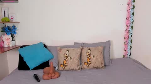 Snapshot of laura1__ chatting on January 28, 1:18 am laura1__ online show from January 28, 1:18 am